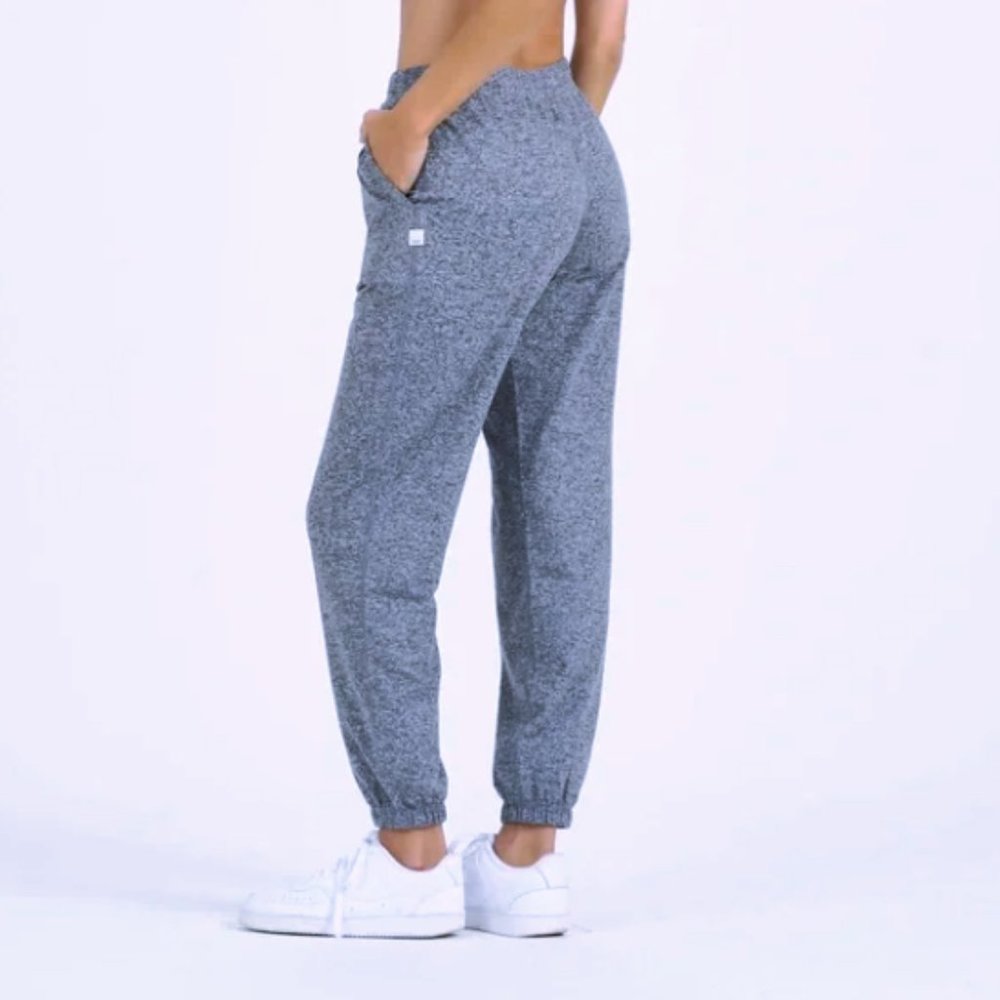 Vuori Boyfriend Jogger (M) heather grey & matching scrunchie